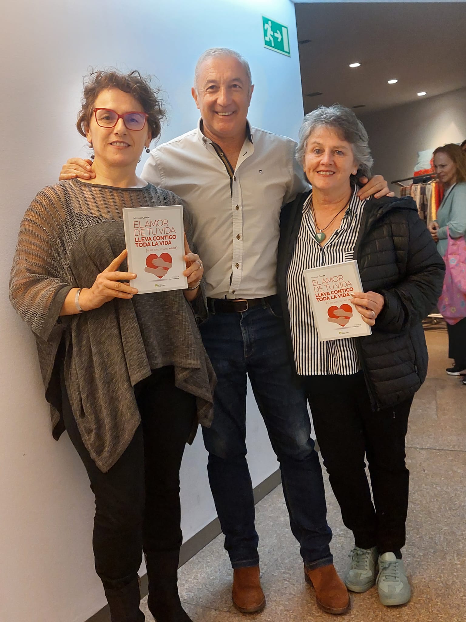 Dos lectoras con el libro El amor de tu vida junto a Manuel Conde