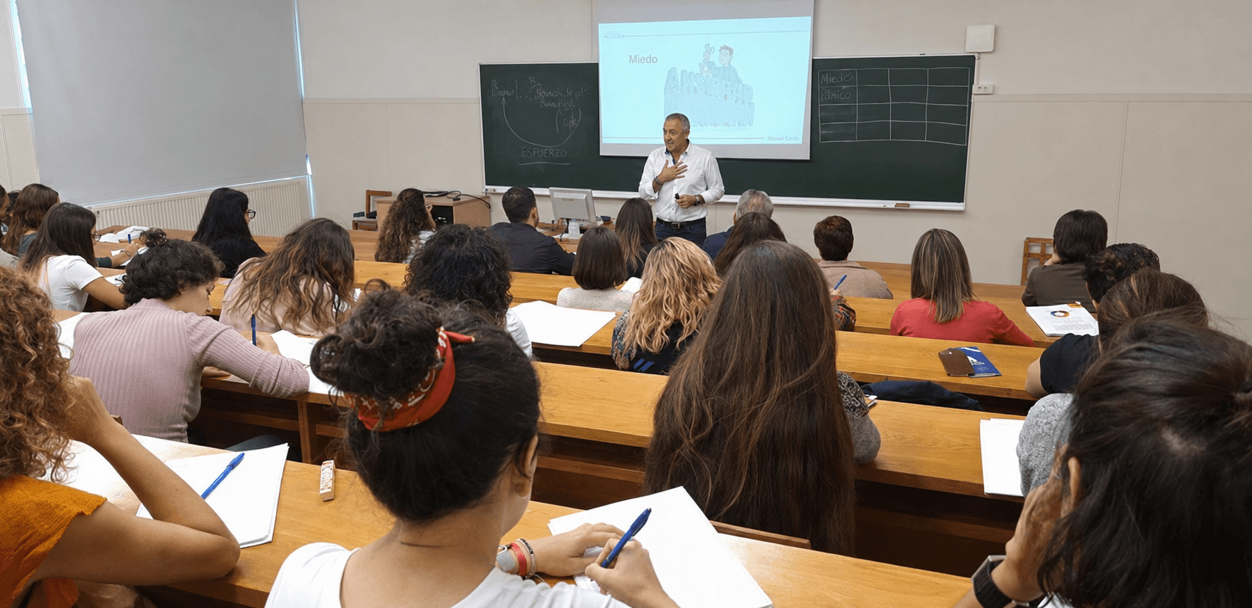 Manuel Conde impartiendo una sesión en un aula universitaria