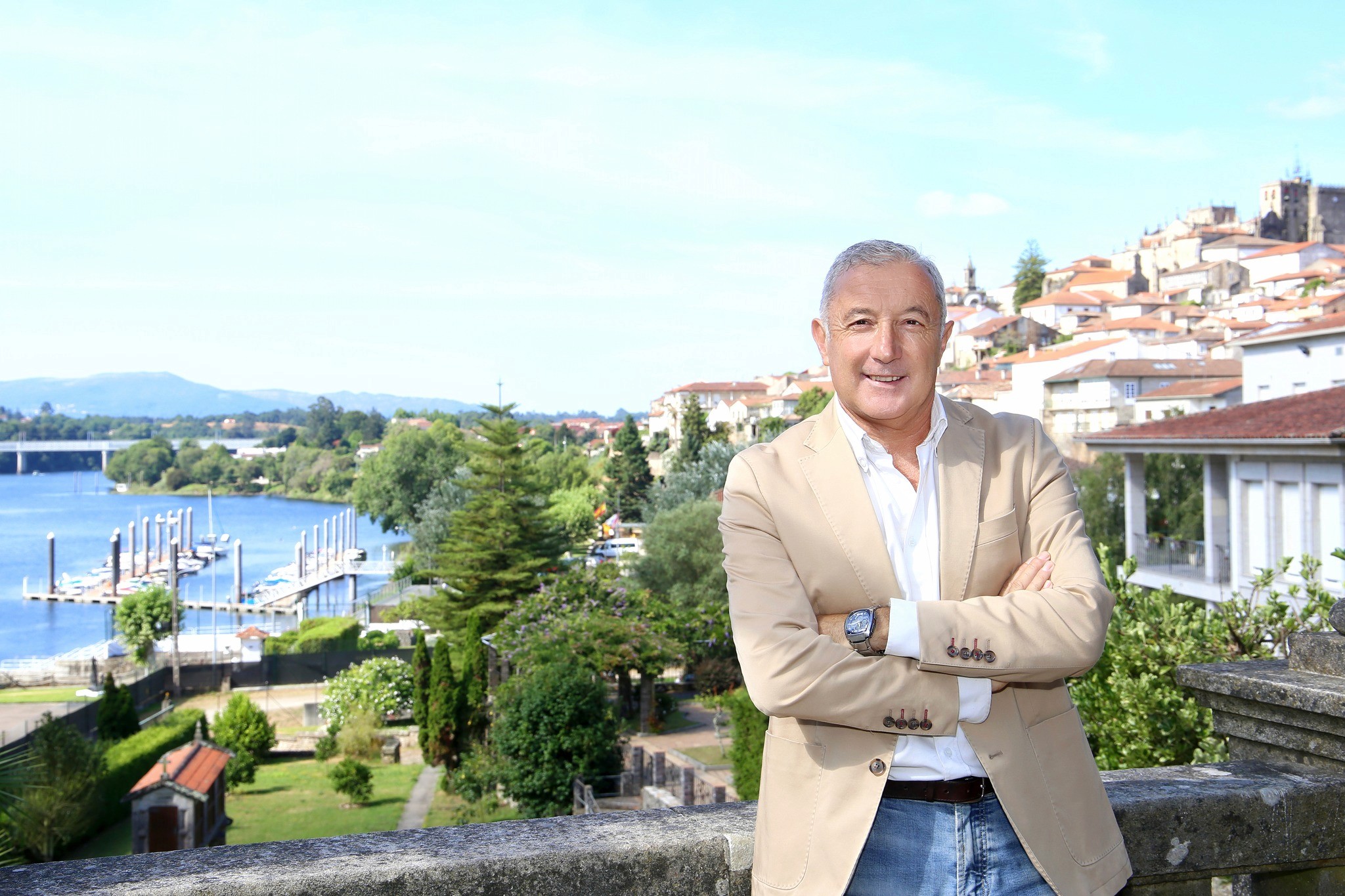 Manuel Conde con los brazos cruzados frente a la ría y el casco histórico de Pontevedra