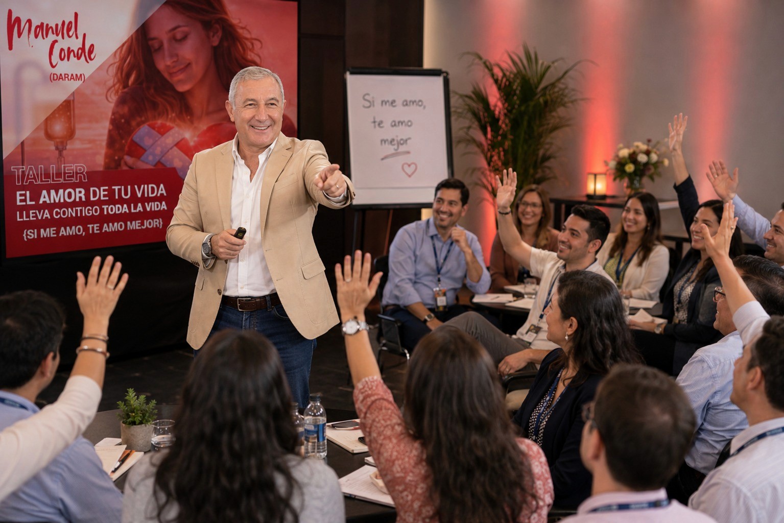 Manuel Conde impartiendo el taller El amor de tu vida ante un grupo participativo